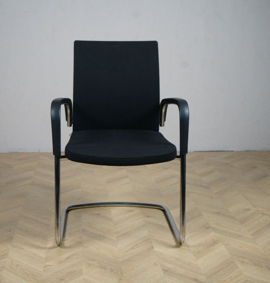 Kusch & Co stol i sort med elegant og tidløst design – ideel til kontor og konference.